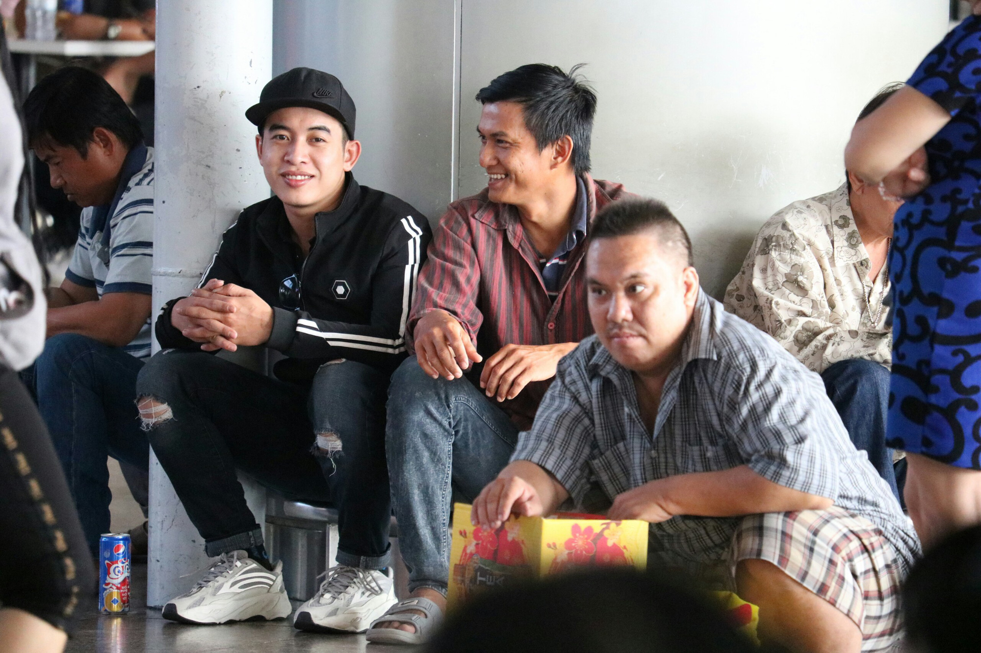 Sân bay Tân Sơn Nhất đông nghẹt người đón Việt kiều về quê ăn Tết - Ảnh 2. Sân bay Tân Sơn Nhất đông nghẹt người đón Việt kiều về quê ăn Tết - Ảnh 2.