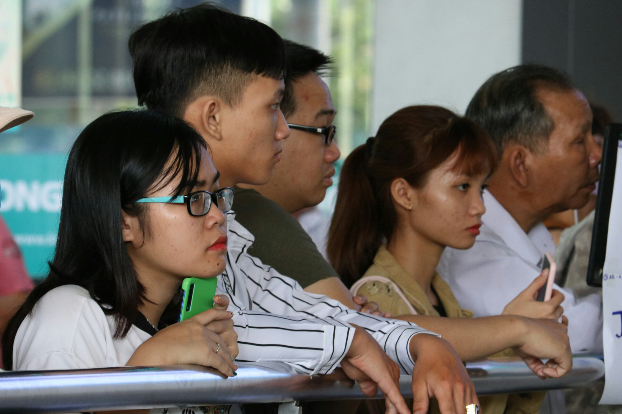 Sân bay Tân Sơn Nhất đông nghẹt người đón Việt kiều về quê ăn Tết - Ảnh 4. Sân bay Tân Sơn Nhất đông nghẹt người đón Việt kiều về quê ăn Tết - Ảnh 4.