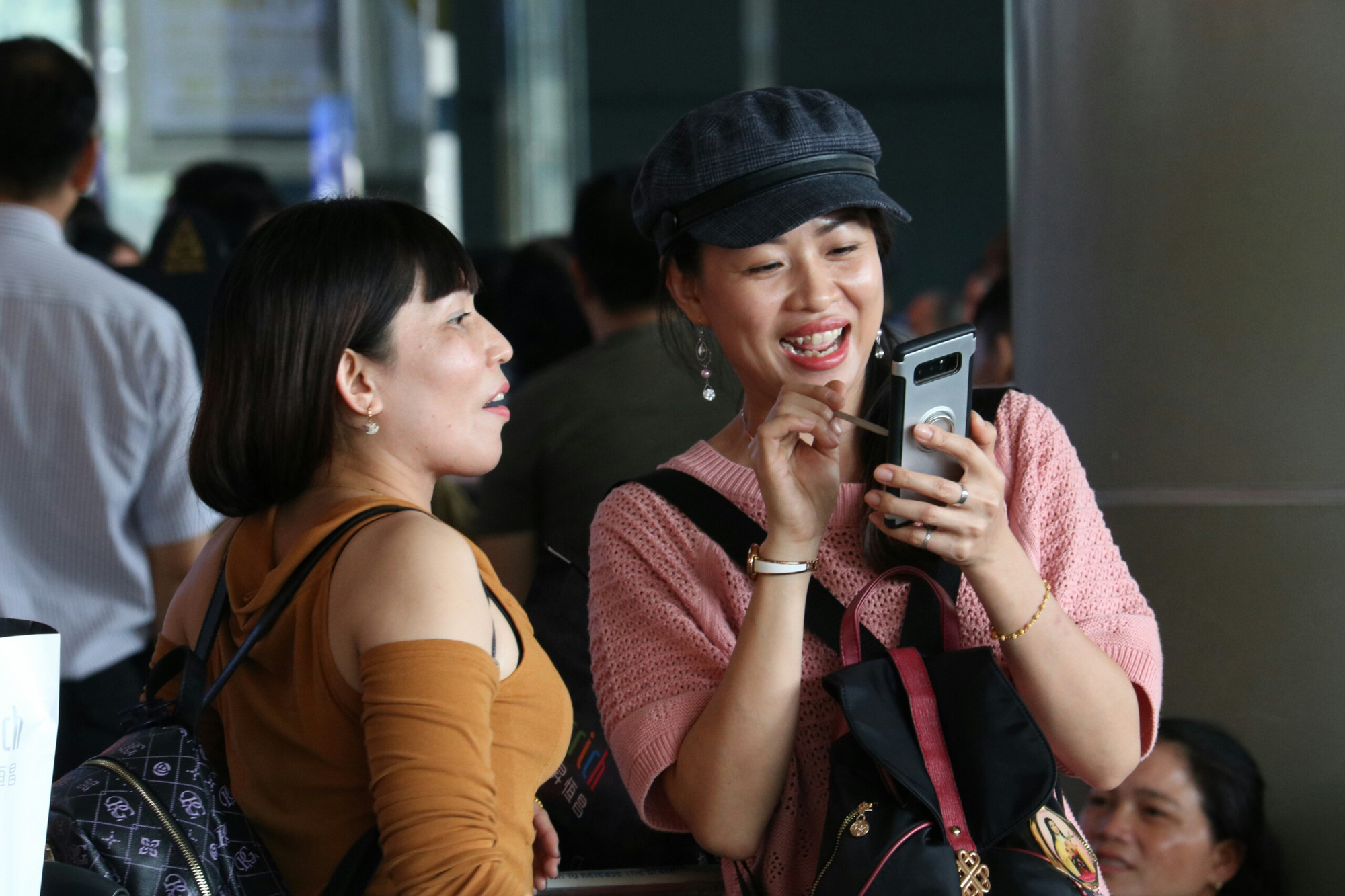 Sân bay Tân Sơn Nhất đông nghẹt người đón Việt kiều về quê ăn Tết - Ảnh 10. Sân bay Tân Sơn Nhất đông nghẹt người đón Việt kiều về quê ăn Tết - Ảnh 10.