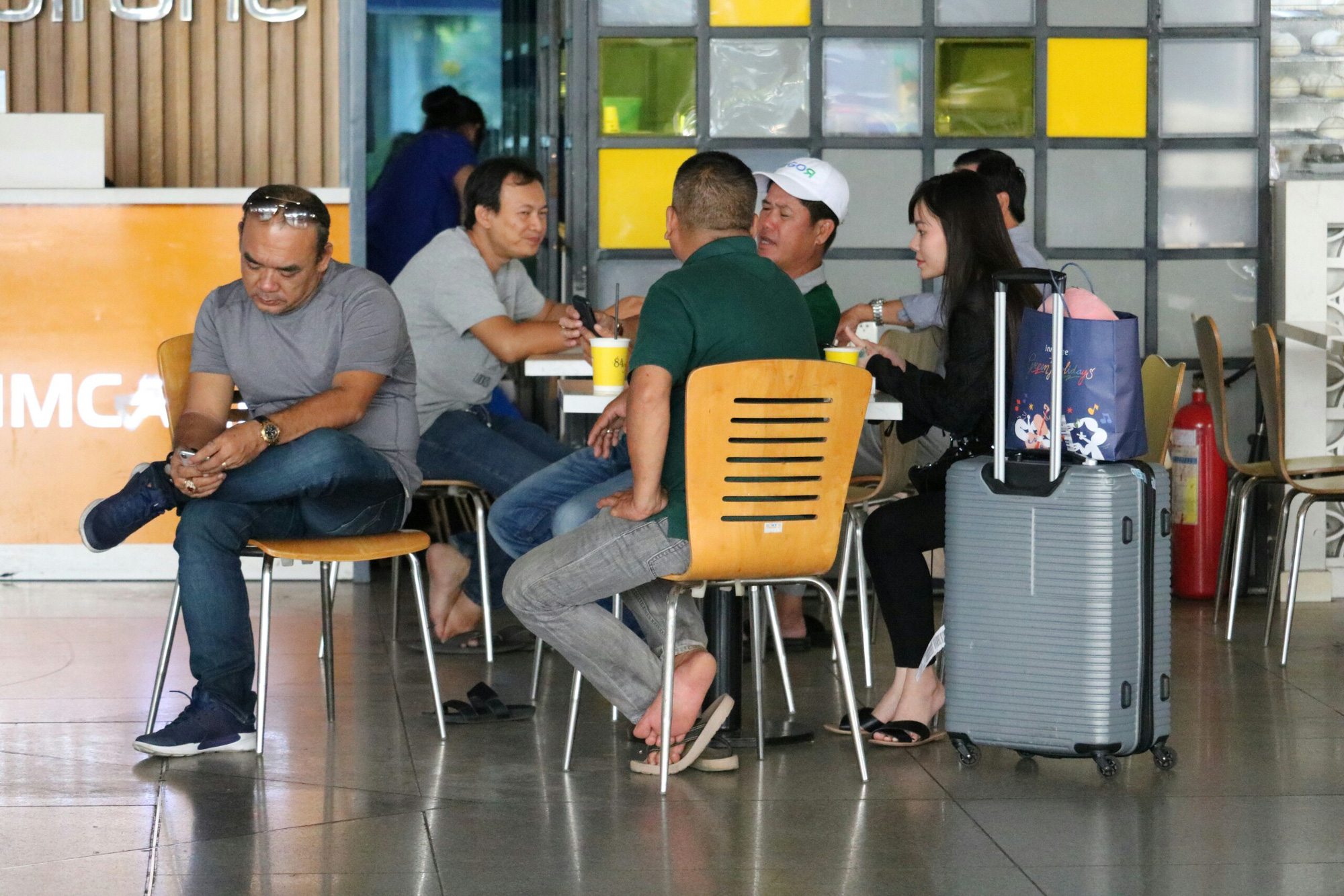 Sân bay Tân Sơn Nhất đông nghẹt người đón Việt kiều về quê ăn Tết - Ảnh 7. Sân bay Tân Sơn Nhất đông nghẹt người đón Việt kiều về quê ăn Tết - Ảnh 7.