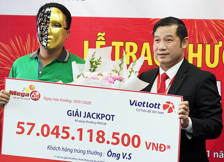 Tài xế GrabBike trúng Vietlott 57 tỉ đồng, đeo mặt nạ nhận thưởng - Ảnh 1. Tài xế GrabBike trúng Vietlott 57 tỉ đồng, đeo mặt nạ nhận thưởng - Ảnh 1.