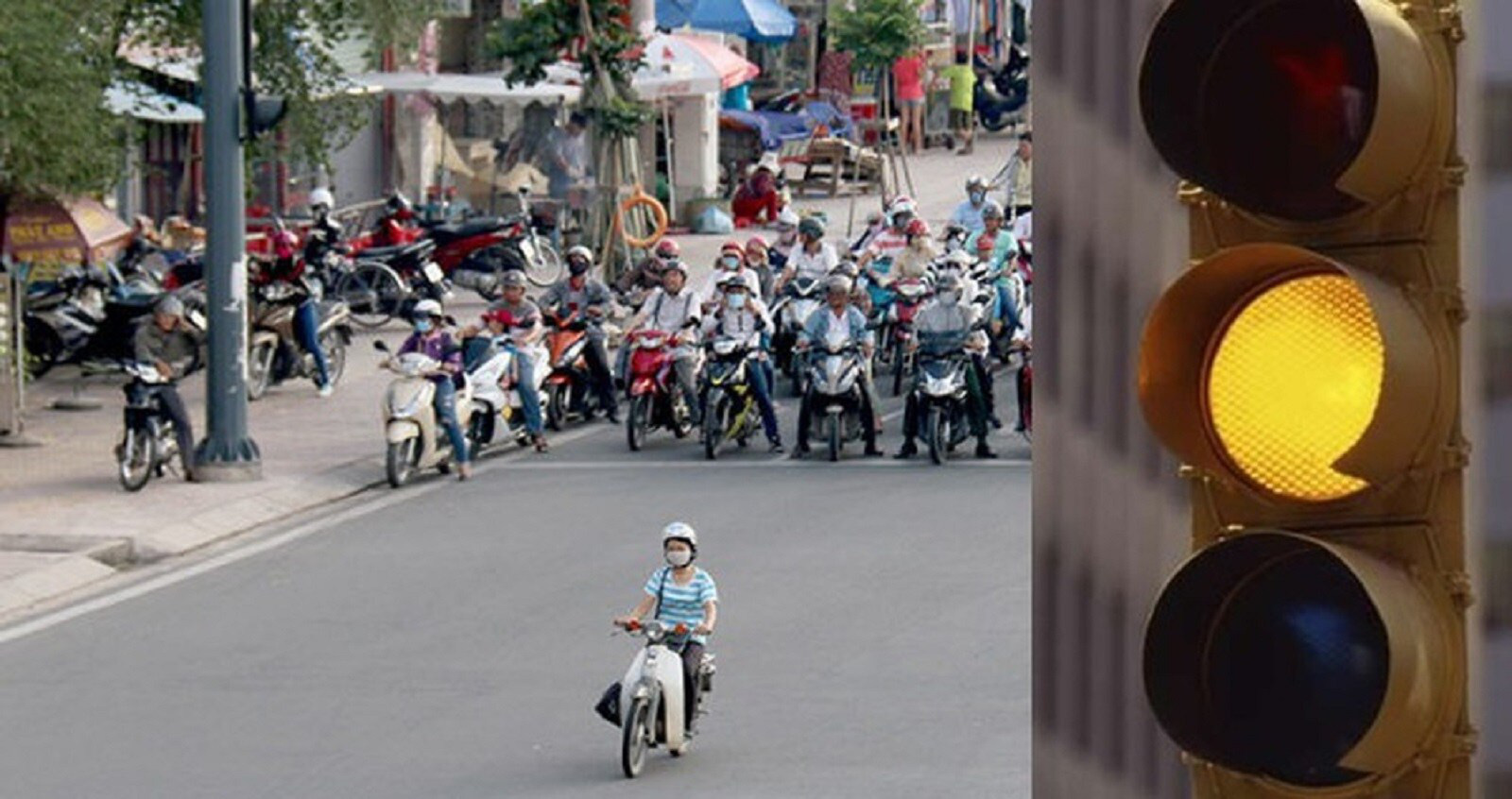 Ô tô vượt đèn vàng có thể bị phạt đến 5 triệu đồng - Ảnh 1. Ô tô vượt đèn vàng có thể bị phạt đến 5 triệu đồng - Ảnh 1.