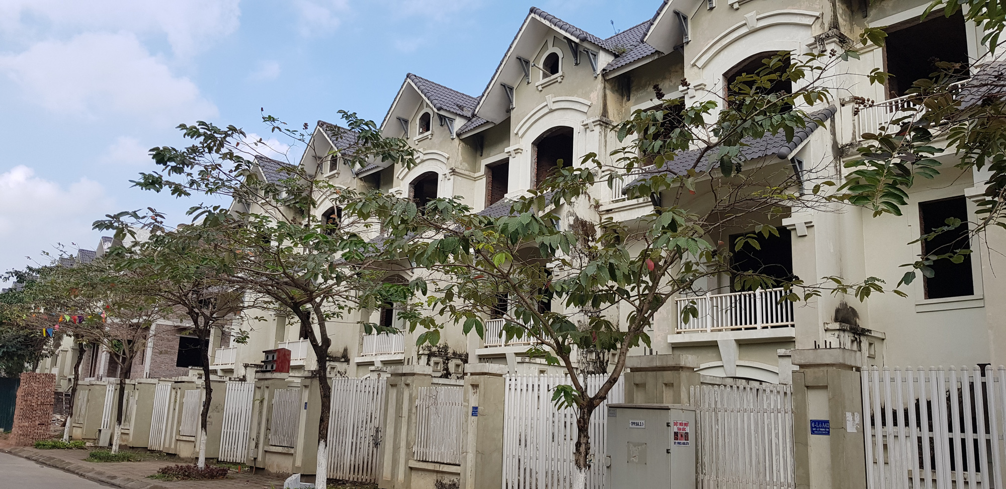 Hà Nội: Lí do nào khiến biệt thự, liền kề ở huyện Hoài Đức bên đắt hàng, bên bỏ hoang? - Ảnh 1.