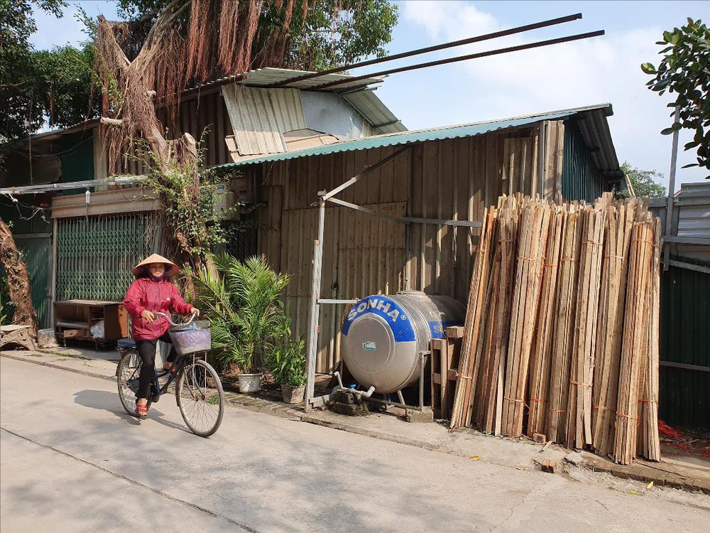Tràn lan lấn lòng sông Tô Lịch, dựng nhà trái phép - Ảnh 1. Tràn lan lấn lòng sông Tô Lịch, dựng nhà trái phép - Ảnh 1.