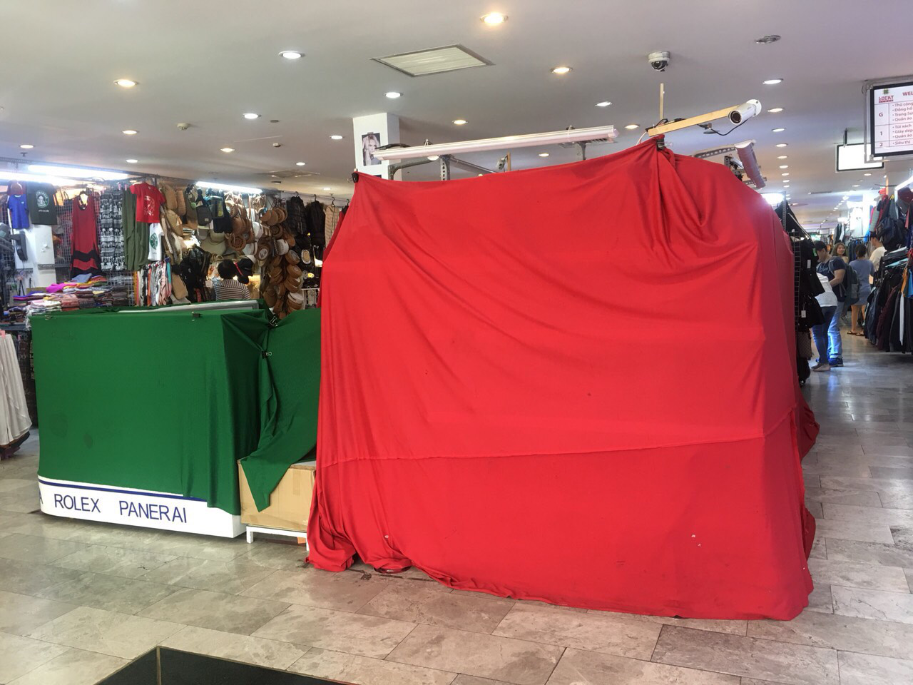 Tiểu thương Saigon Square và Lucky Plaza ở Sài Gòn chơi chiêu nghỉ bán khi bị kiểm tra hàng gian, hàng giả - Ảnh 1. Tiểu thương Saigon Square và Lucky Plaza ở Sài Gòn chơi chiêu nghỉ bán khi bị kiểm tra hàng gian, hàng giả - Ảnh 1.
