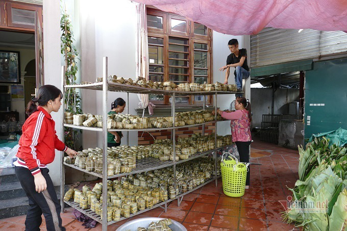 Làng sản xuất bánh chưng Hà Nội tất bật ngày cuối năm - Ảnh 1. Làng sản xuất bánh chưng Hà Nội tất bật ngày cuối năm - Ảnh 1.