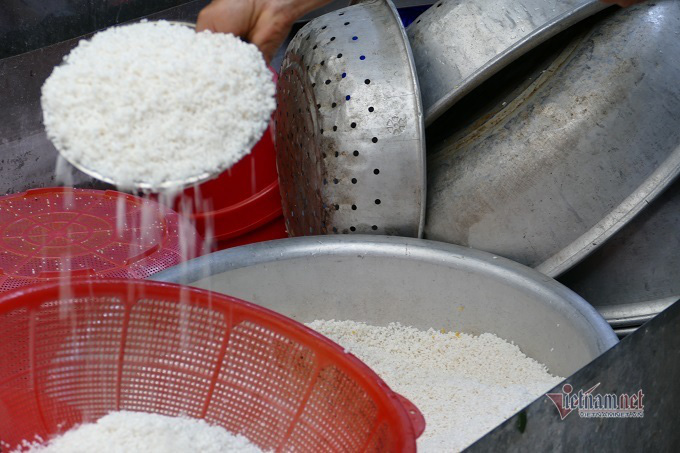 Làng sản xuất bánh chưng Hà Nội tất bật ngày cuối năm - Ảnh 4. Làng sản xuất bánh chưng Hà Nội tất bật ngày cuối năm - Ảnh 4.