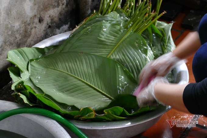 Làng sản xuất bánh chưng Hà Nội tất bật ngày cuối năm - Ảnh 7. Làng sản xuất bánh chưng Hà Nội tất bật ngày cuối năm - Ảnh 7.