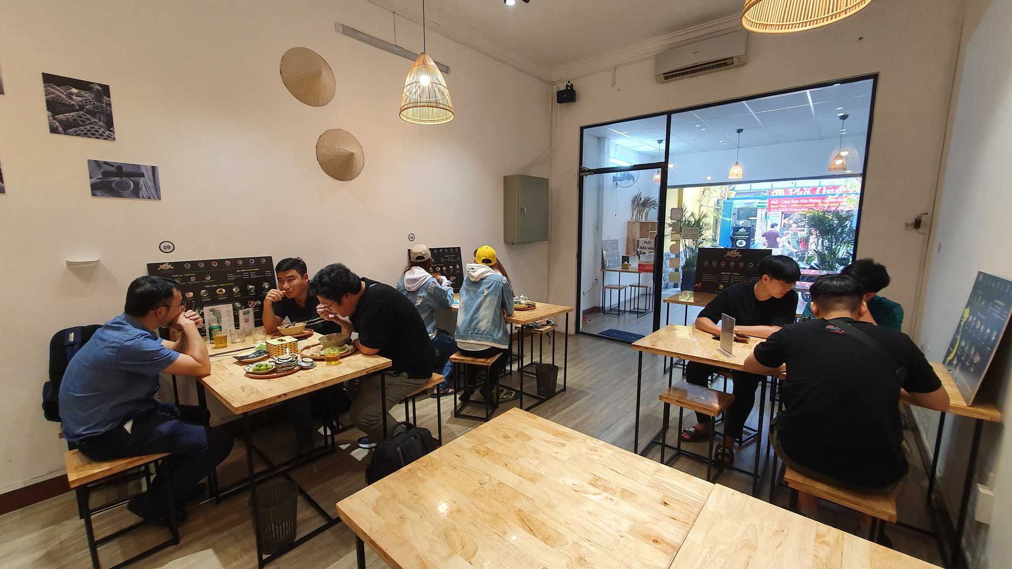 Quán bún đậu mắm tôm của anh Tây gây sốt tại TP HCM - Ảnh 12. Quán bún đậu mắm tôm của anh Tây gây sốt tại TP HCM - Ảnh 12.
