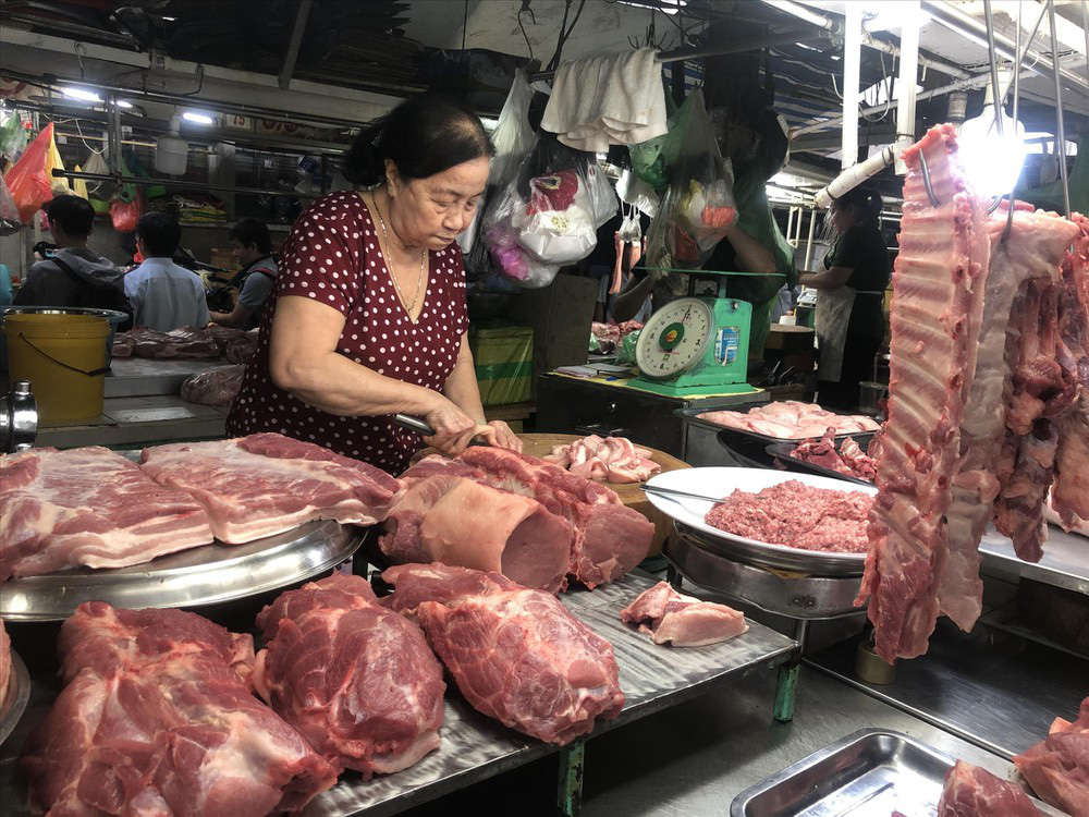 'Đỏ mắt' tìm mua thịt heo nhập khẩu - Ảnh 1. 'Đỏ mắt' tìm mua thịt heo nhập khẩu - Ảnh 1.