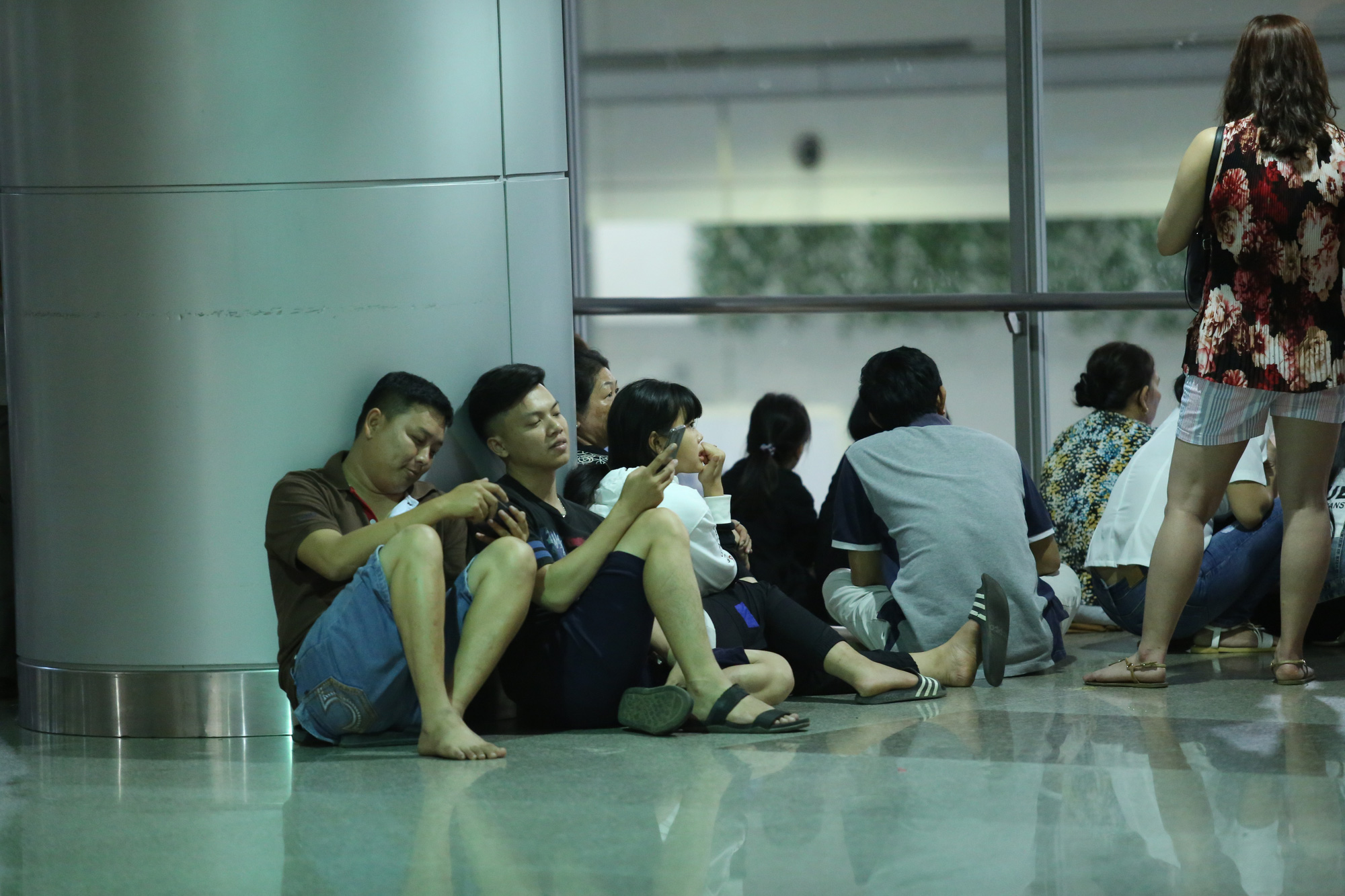 Biển người dồn đến sân bay Tân Sơn Nhất đón người thân về đón Tết - Ảnh 3. Biển người dồn đến sân bay Tân Sơn Nhất đón người thân về đón Tết - Ảnh 3.