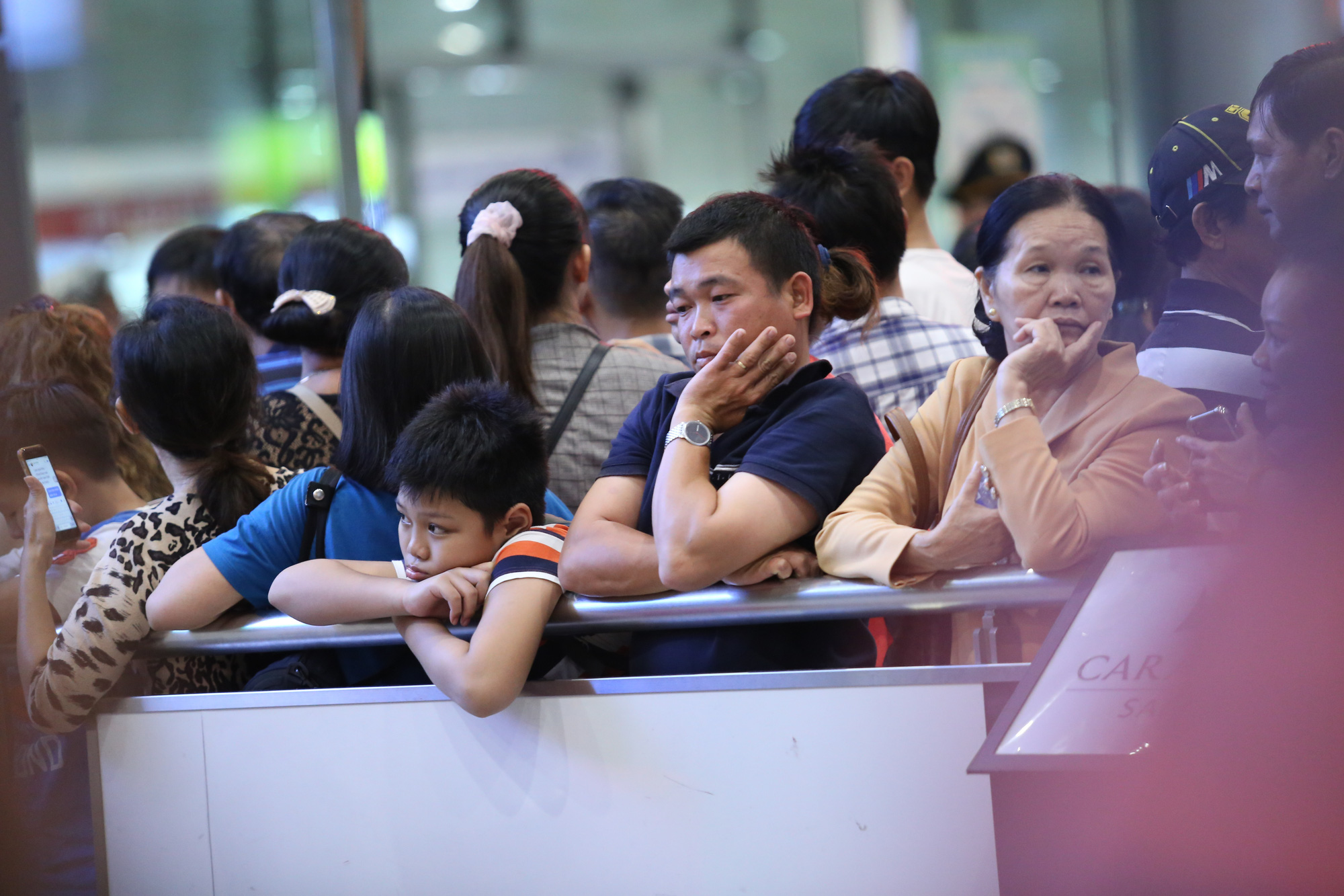 Biển người dồn đến sân bay Tân Sơn Nhất đón người thân về đón Tết - Ảnh 7. Biển người dồn đến sân bay Tân Sơn Nhất đón người thân về đón Tết - Ảnh 7.