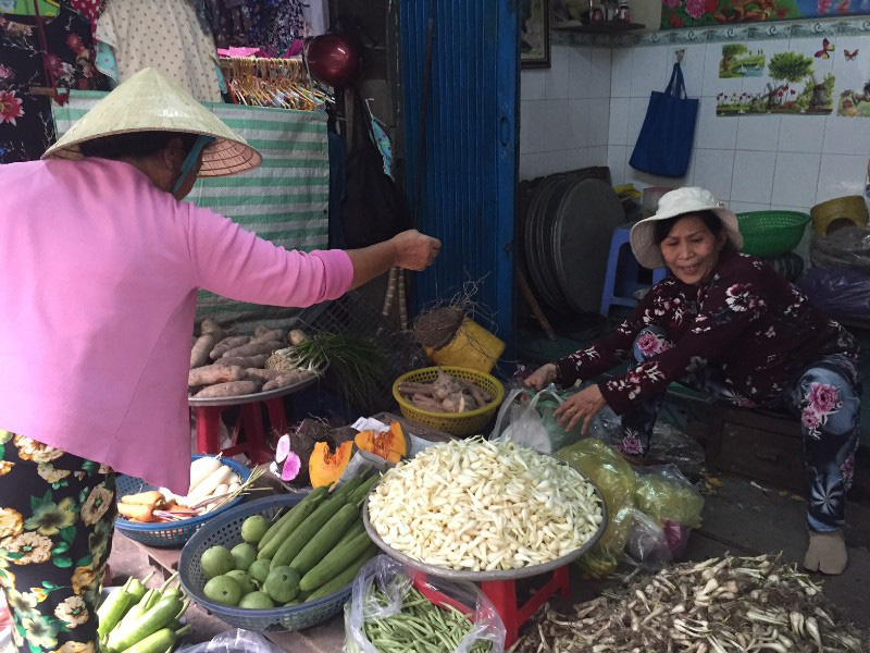 Mua sắm Tết: Chợ vắng, siêu thị nhộn nhịp - Ảnh 1. Mua sắm Tết: Chợ vắng, siêu thị nhộn nhịp - Ảnh 1.
