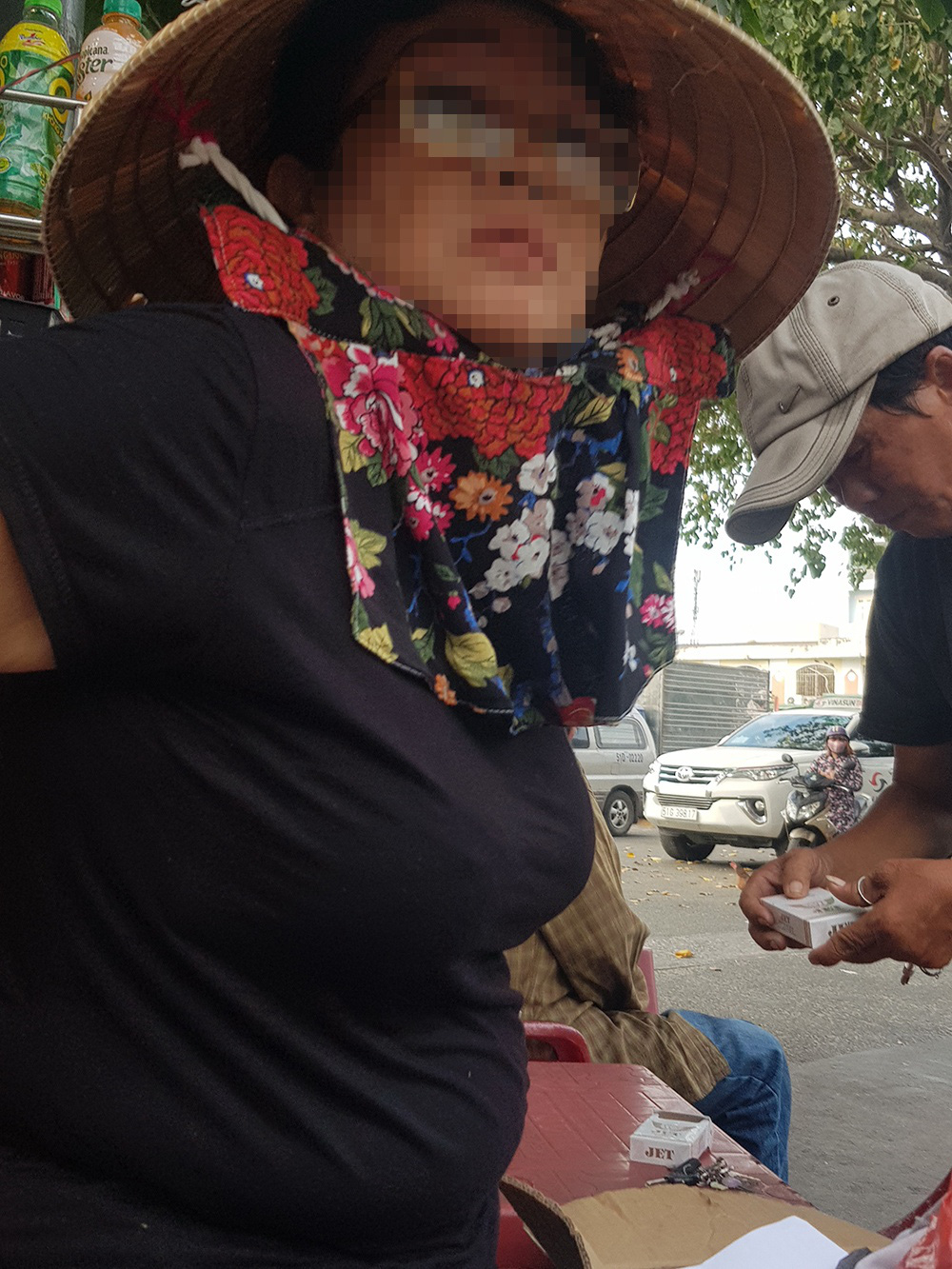 'Cò vé' lộng hành nhà ga, bến xe TP HCM cận Tết - Ảnh 2. 'Cò vé' lộng hành nhà ga, bến xe TP HCM cận Tết - Ảnh 2.