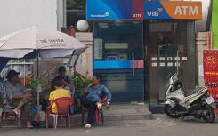 'Cò vé' lộng hành nhà ga, bến xe TP HCM cận Tết