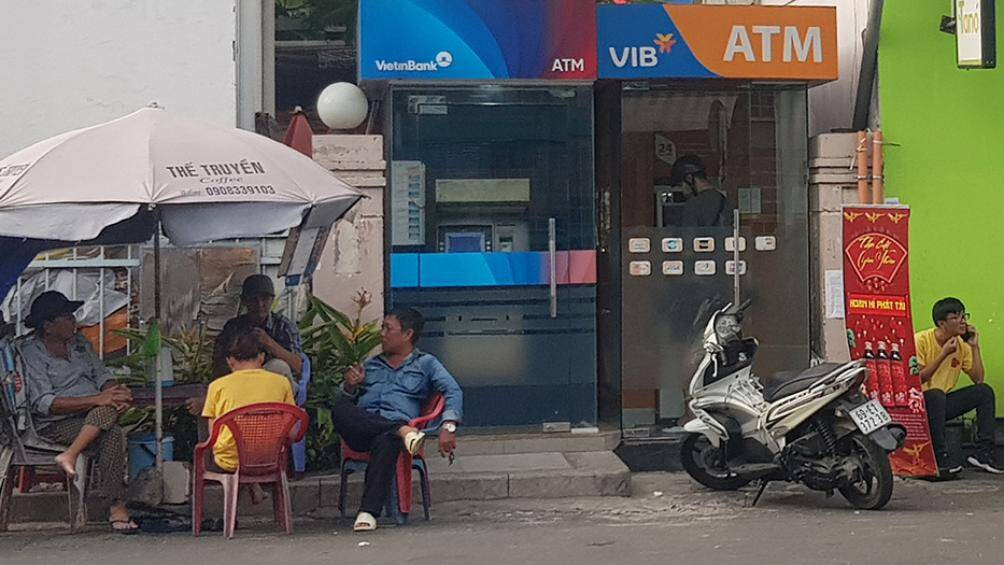 'Cò vé' lộng hành nhà ga, bến xe TP HCM cận Tết - Ảnh 1. 'Cò vé' lộng hành nhà ga, bến xe TP HCM cận Tết - Ảnh 1.