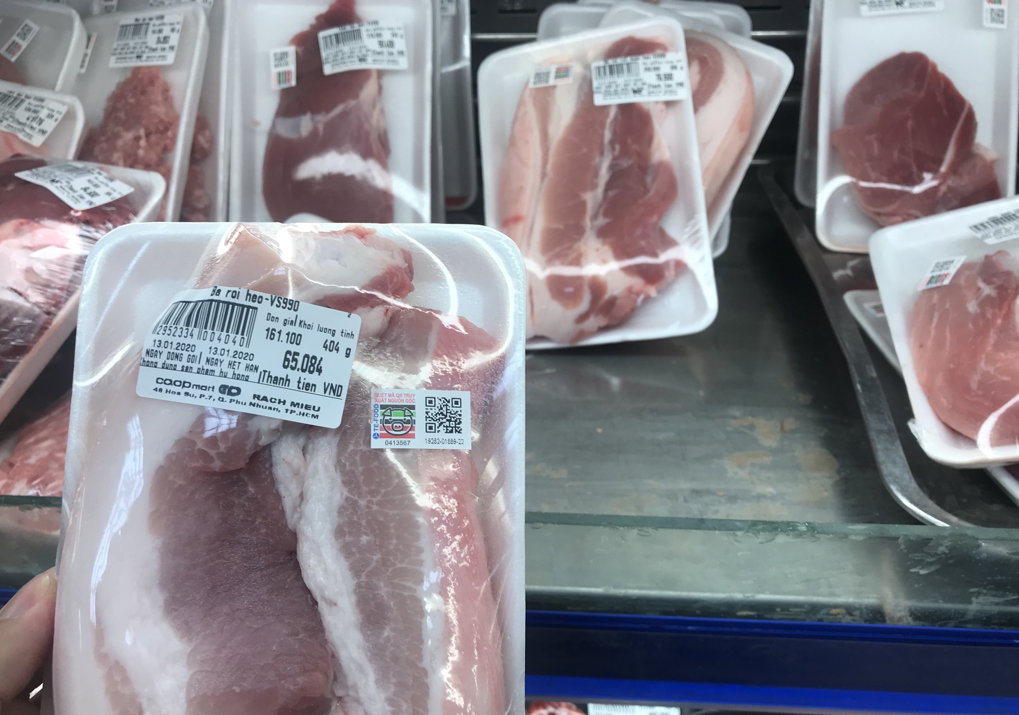 Giá heo hơi tăng trở lại gần 90.000 đồng/kg, thịt heo tại siêu thị bắt đầu giảm giá trước Tết - Ảnh 1.