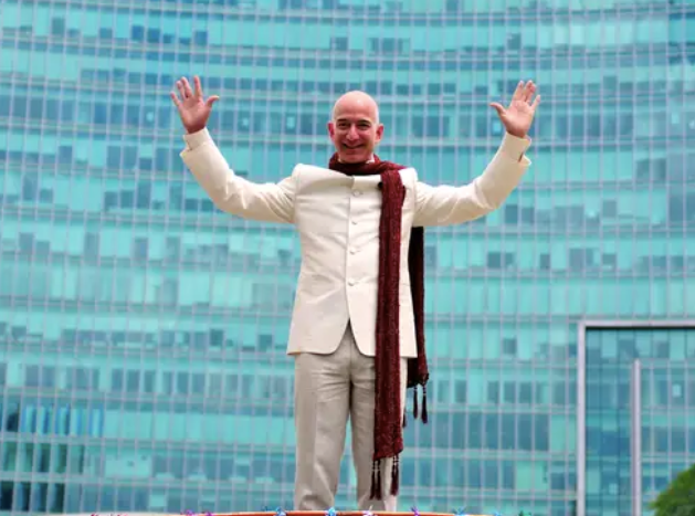 Jeff Bezos vừa bước sang tuổi 56: Cùng nhìn lại cuộc đời của người đàn ông giàu nhất thế giới - Ảnh 26. Jeff Bezos vừa bước sang tuổi 56: Cùng nhìn lại cuộc đời của người đàn ông giàu nhất thế giới - Ảnh 26.