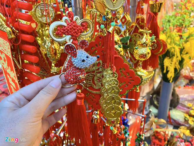 Chuột giả cổ bằng đồng giá 5 triệu trên phố Hàng Mã - Ảnh 2.