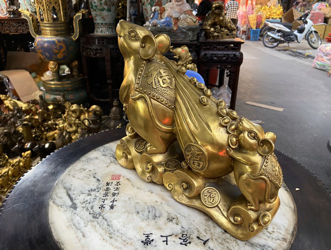 Chuột giả cổ bằng đồng giá 5 triệu trên phố Hàng Mã - Ảnh 1.
