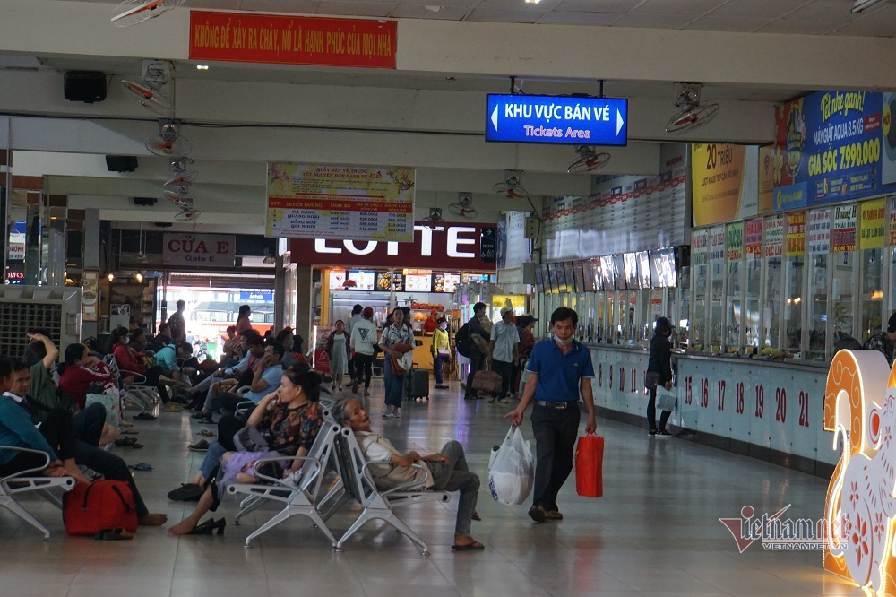Bến xe đìu hiu, ngoài đường 'nghẹt thở' tắc đường ngày cận Tết - Ảnh 2. Bến xe đìu hiu, ngoài đường 'nghẹt thở' tắc đường ngày cận Tết - Ảnh 2.