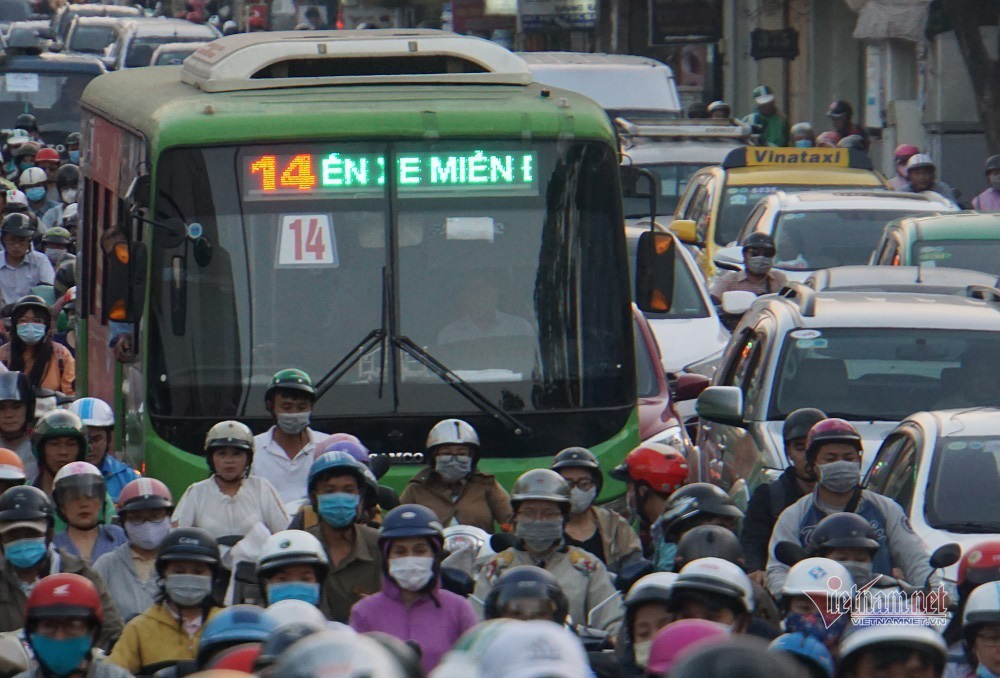Bến xe đìu hiu, ngoài đường 'nghẹt thở' tắc đường ngày cận Tết - Ảnh 15. Bến xe đìu hiu, ngoài đường 'nghẹt thở' tắc đường ngày cận Tết - Ảnh 15.