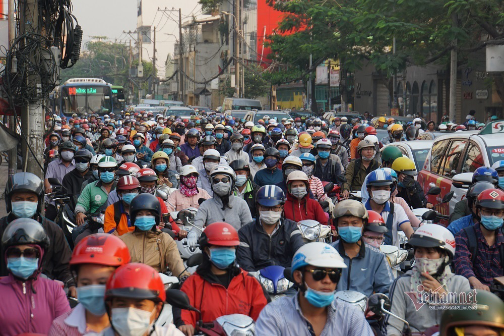 Bến xe đìu hiu, ngoài đường 'nghẹt thở' tắc đường ngày cận Tết - Ảnh 7. Bến xe đìu hiu, ngoài đường 'nghẹt thở' tắc đường ngày cận Tết - Ảnh 7.