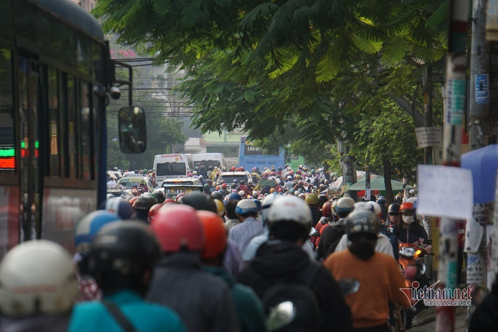 Bến xe đìu hiu, ngoài đường 'nghẹt thở' tắc đường ngày cận Tết - Ảnh 8. Bến xe đìu hiu, ngoài đường 'nghẹt thở' tắc đường ngày cận Tết - Ảnh 8.