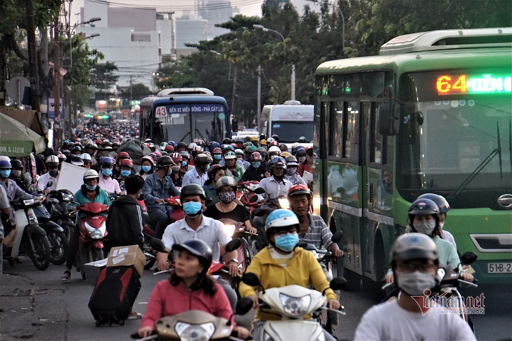 Bến xe đìu hiu, ngoài đường 'nghẹt thở' tắc đường ngày cận Tết - Ảnh 10. Bến xe đìu hiu, ngoài đường 'nghẹt thở' tắc đường ngày cận Tết - Ảnh 10.