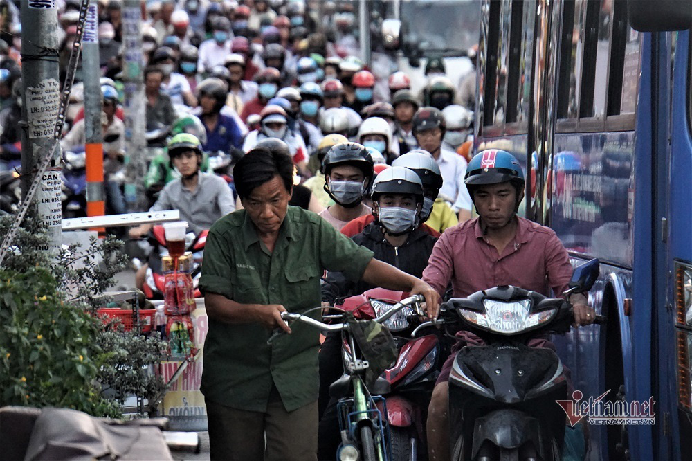 Bến xe đìu hiu, ngoài đường 'nghẹt thở' tắc đường ngày cận Tết - Ảnh 11. Bến xe đìu hiu, ngoài đường 'nghẹt thở' tắc đường ngày cận Tết - Ảnh 11.