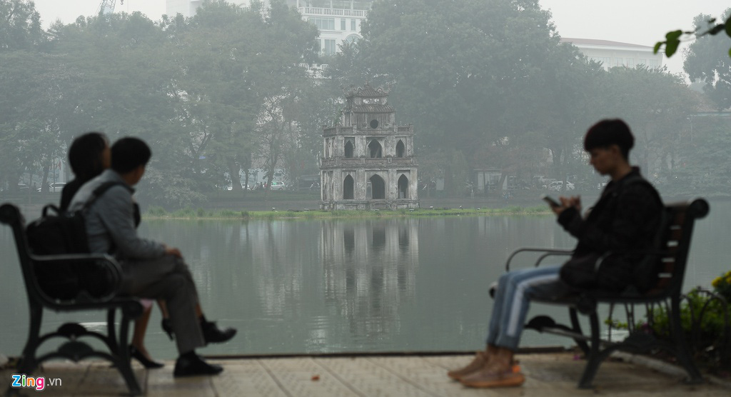 Hà Nội chìm trong sương mù cả ngày lẫn đêm - Ảnh 5. Hà Nội chìm trong sương mù cả ngày lẫn đêm - Ảnh 5.
