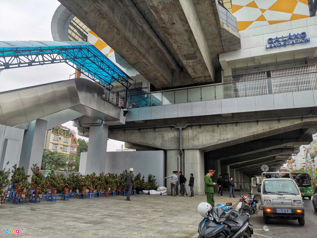 Đường sắt Cát Linh chưa hoạt động, nha ga thành chợ cây cảnh Tết - Ảnh 5. Đường sắt Cát Linh chưa hoạt động, nha ga thành chợ cây cảnh Tết - Ảnh 5.