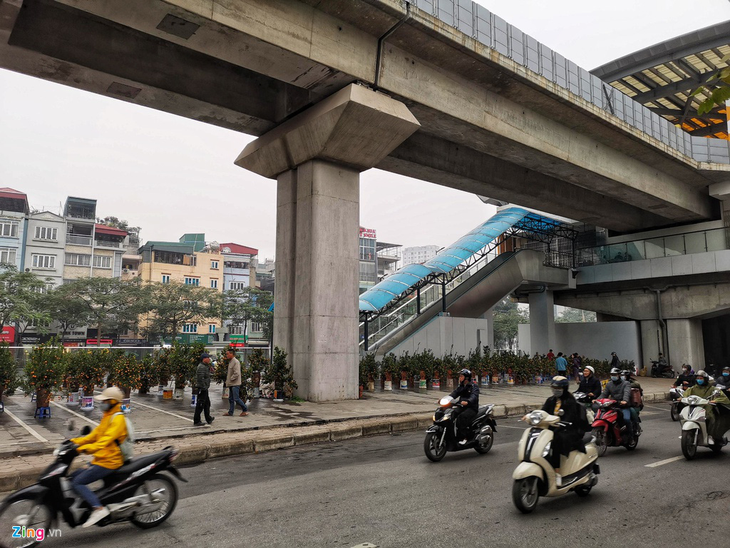 Đường sắt Cát Linh chưa hoạt động, nha ga thành chợ cây cảnh Tết - Ảnh 6. Đường sắt Cát Linh chưa hoạt động, nha ga thành chợ cây cảnh Tết - Ảnh 6.