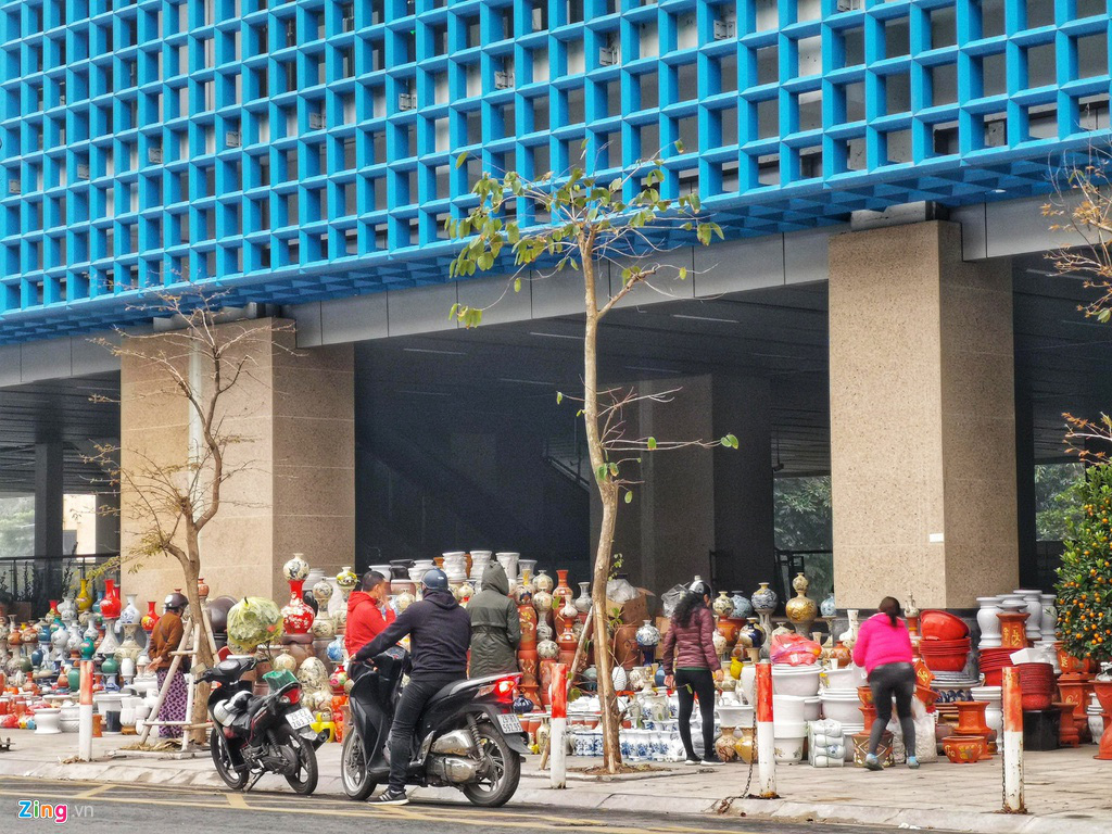 Đường sắt Cát Linh chưa hoạt động, nha ga thành chợ cây cảnh Tết - Ảnh 4. Đường sắt Cát Linh chưa hoạt động, nha ga thành chợ cây cảnh Tết - Ảnh 4.