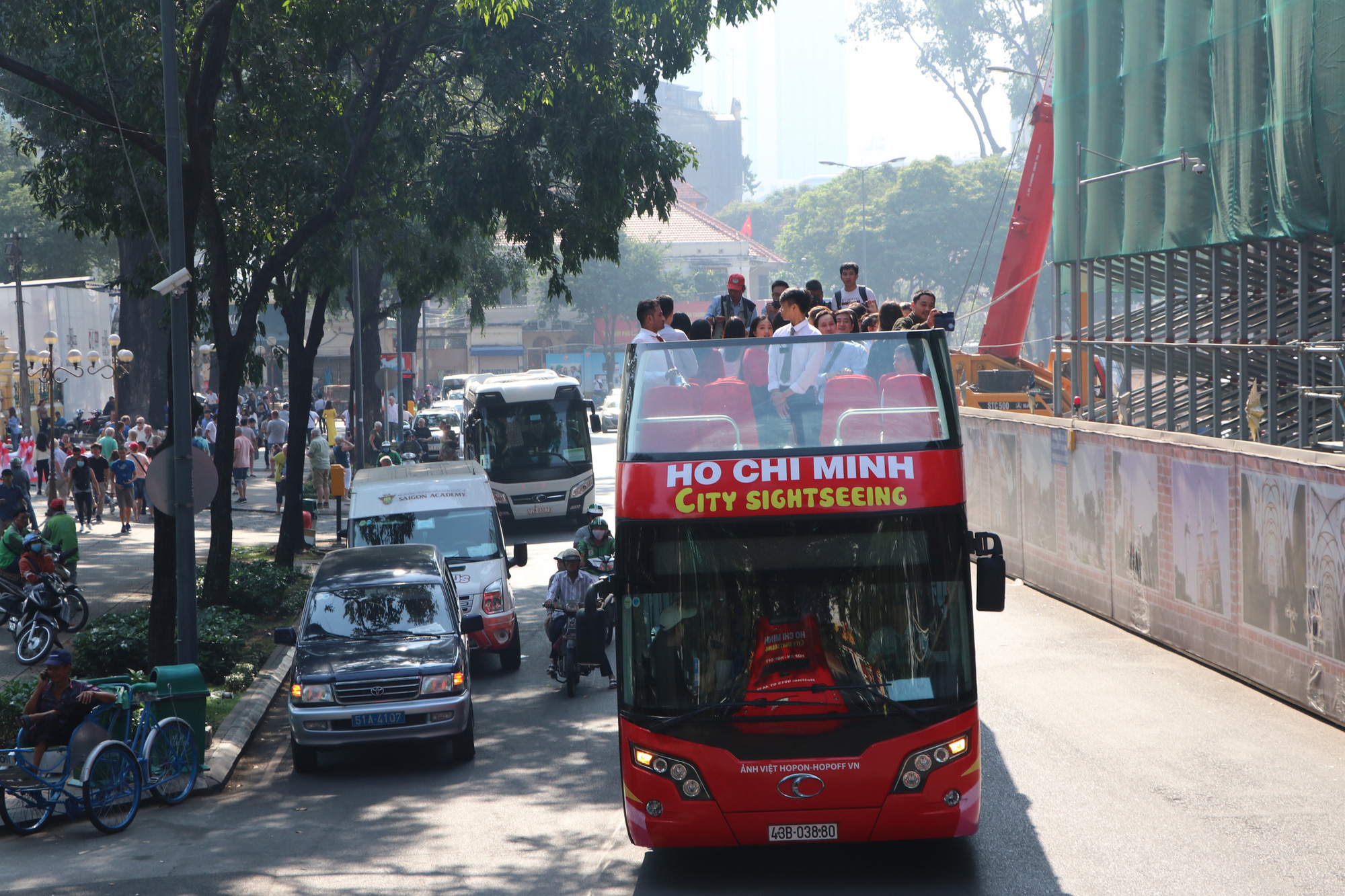 Người dân TP HCM háo hức trải nghiệm xe buýt hai tầng mui trần lần đầu tiên được đưa vào khai thác - Ảnh 1.