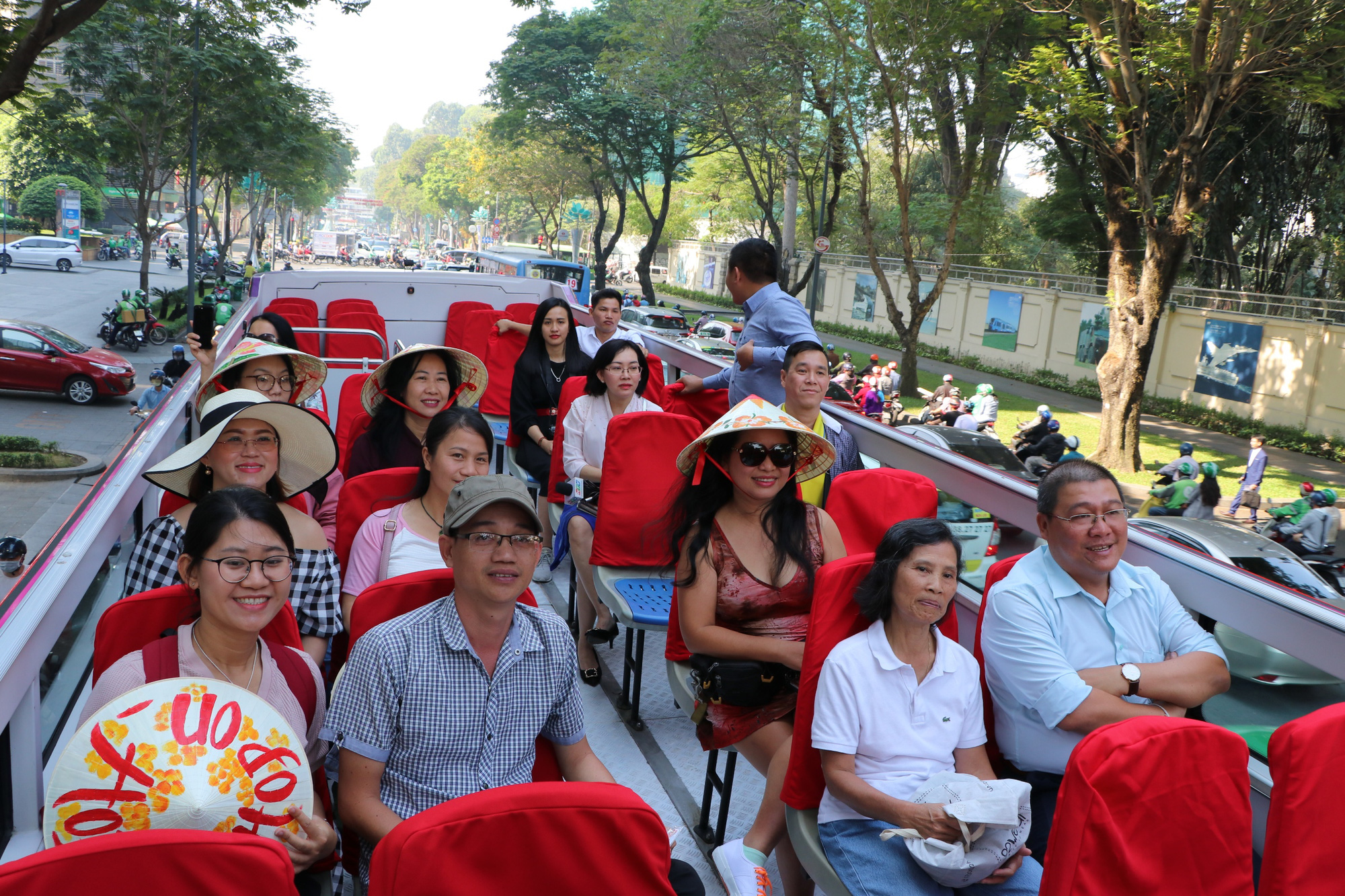 Người dân TP HCM háo hức trải nghiệm xe buýt hai tầng mui trần lần đầu tiên được đưa vào khai thác - Ảnh 9.