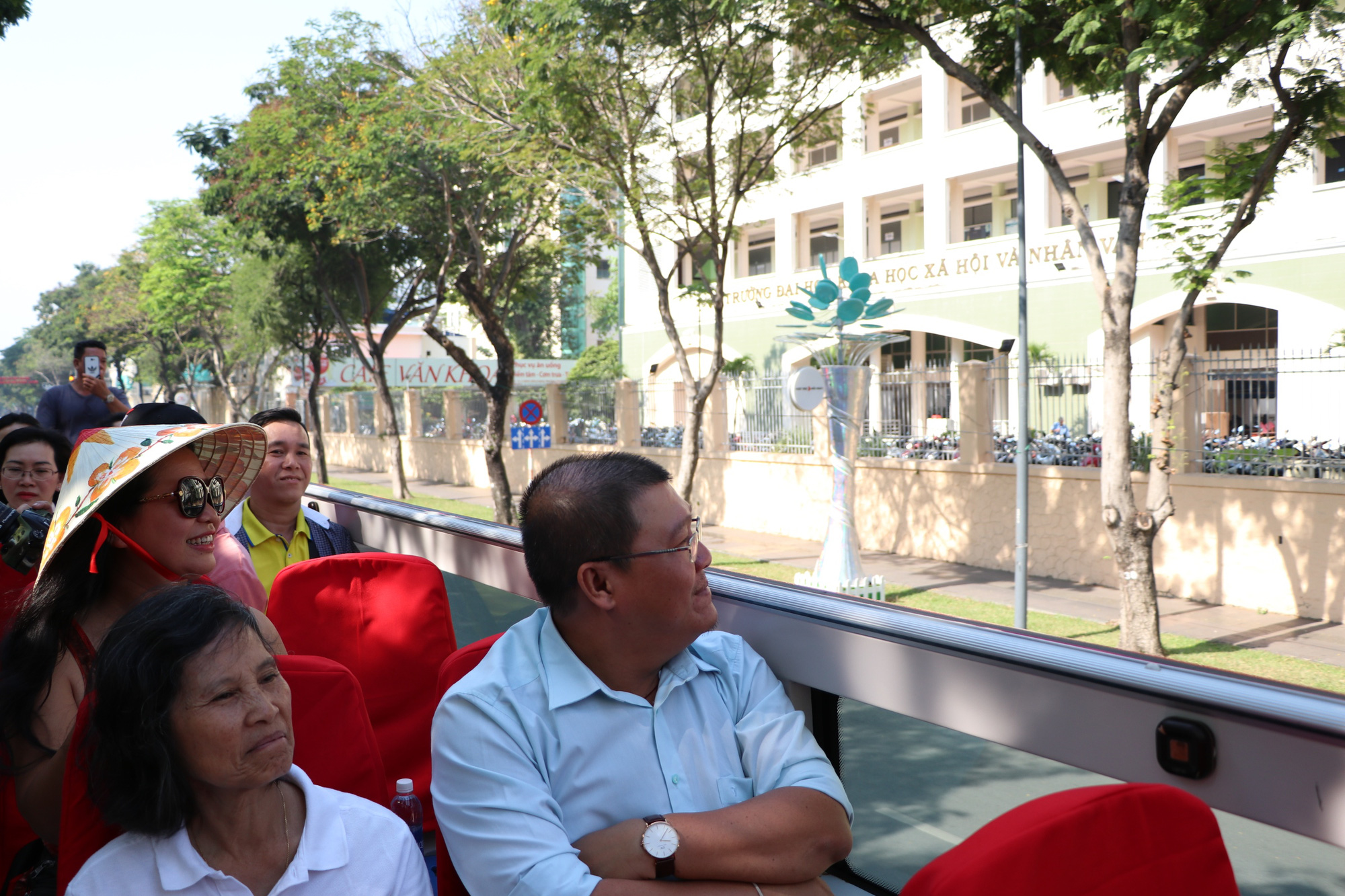 Người dân TP HCM háo hức trải nghiệm xe buýt hai tầng mui trần lần đầu tiên được đưa vào khai thác - Ảnh 7.