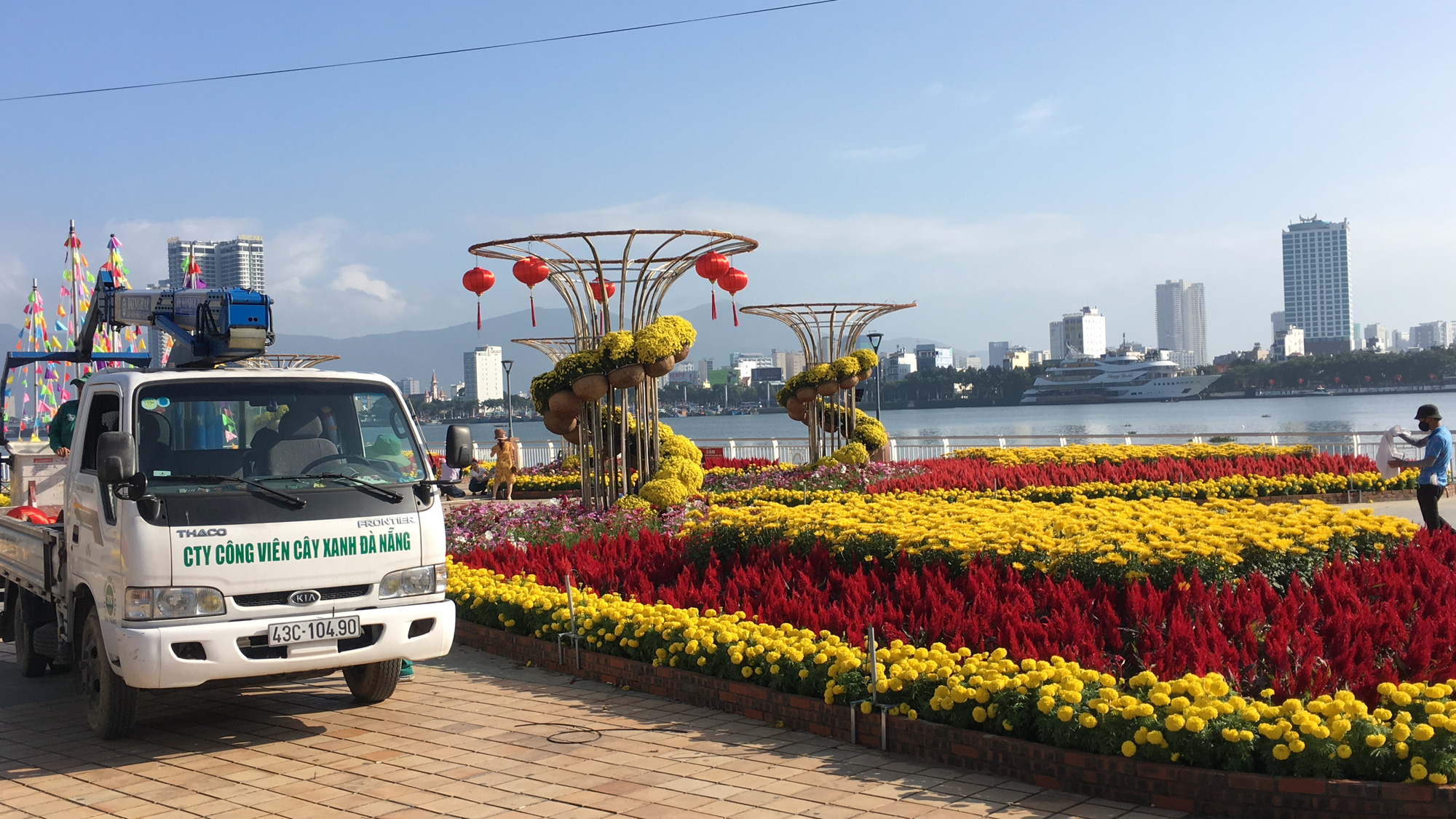Hối hả thi công đường hoa Đà Nẵng để người dân tham quan, chơi Tết Canh Tý 2020 - Ảnh 4. Hối hả thi công đường hoa Đà Nẵng để người dân tham quan, chơi Tết Canh Tý 2020 - Ảnh 4.
