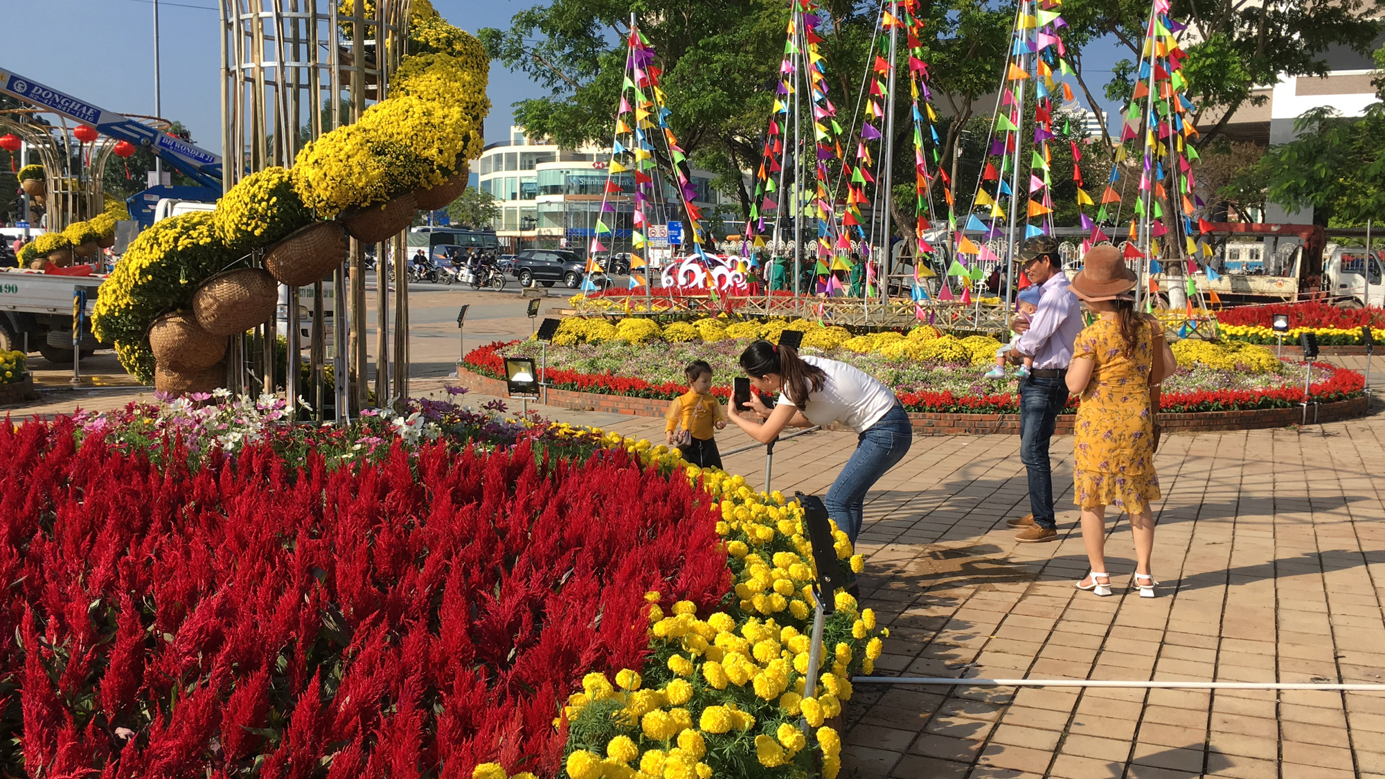 Hối hả thi công đường hoa Đà Nẵng để người dân tham quan, chơi Tết Canh Tý 2020 - Ảnh 11. Hối hả thi công đường hoa Đà Nẵng để người dân tham quan, chơi Tết Canh Tý 2020 - Ảnh 11.