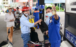 Mỗi lít xăng E5 giảm 36 đồng sát Tết