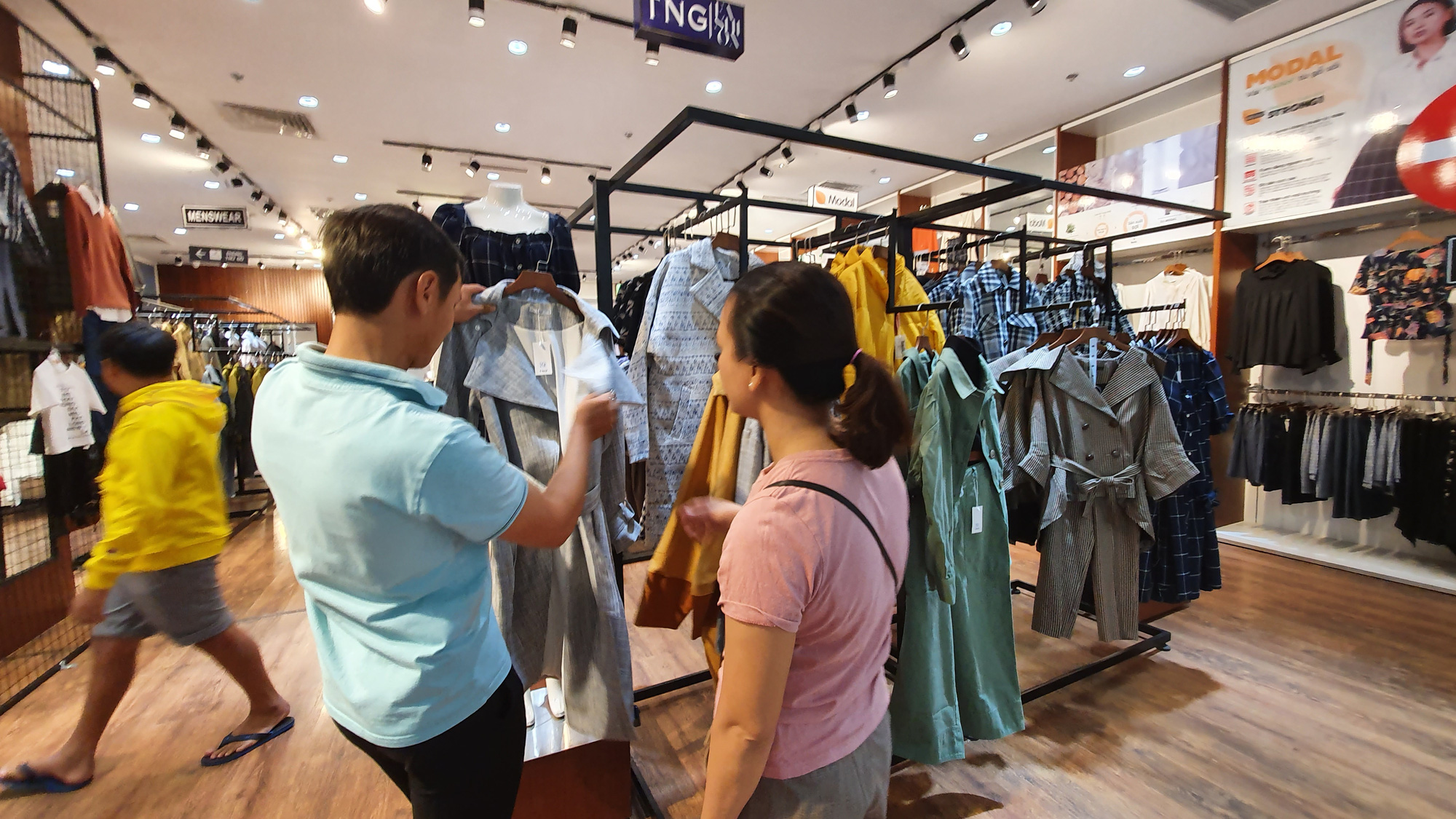 Người dân TP HCM bỏ mặc các shop, chuộng sắm đồ vỉa hè đón Tết - Ảnh 12. Người dân TP HCM bỏ mặc các shop, chuộng sắm đồ vỉa hè đón Tết - Ảnh 12.