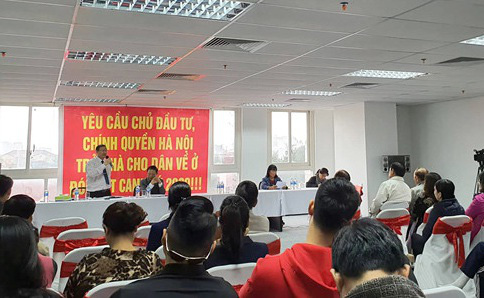Cư dân 8B Lê Trực truy chủ đầu tư, đòi nhà ăn Tết - Ảnh 2. Cư dân 8B Lê Trực truy chủ đầu tư, đòi nhà ăn Tết - Ảnh 2.