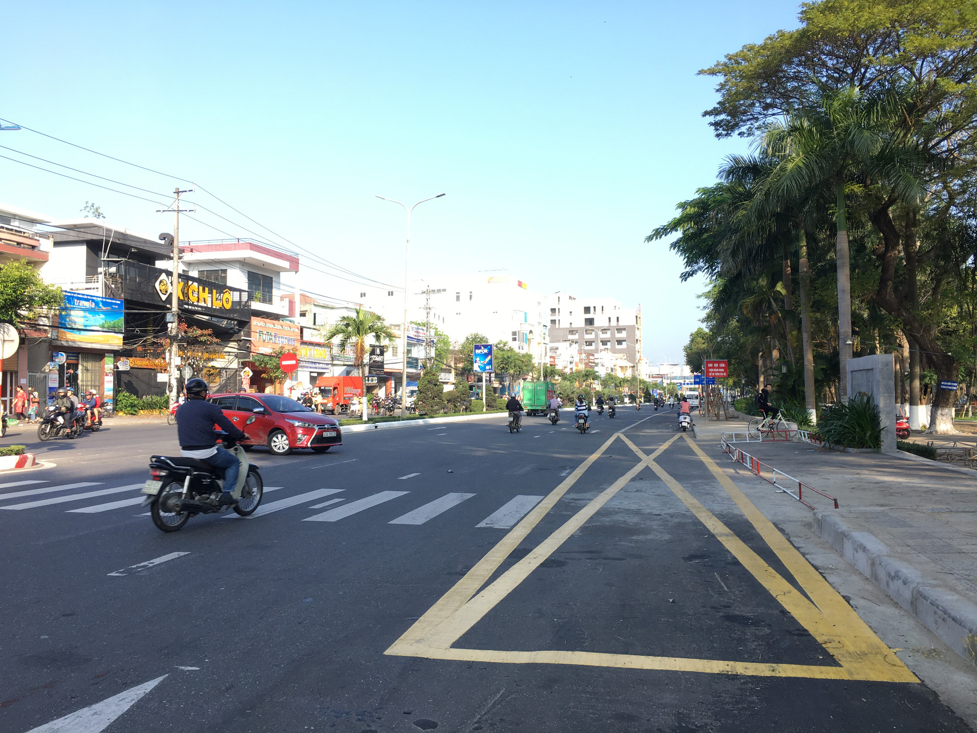 Các điểm ùn tắc xe ở Đà Nẵng giao thông đã thông thoáng hơn khi xén dải phân cách, mở rộng lòng đường - Ảnh 13.