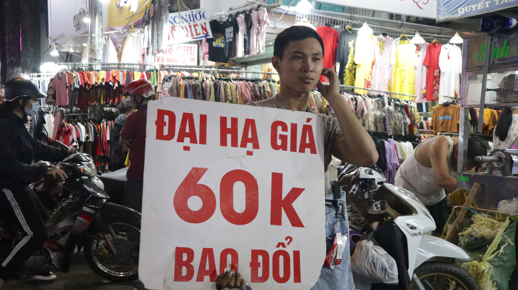 Người dân TP HCM bỏ mặc các shop, chuộng sắm đồ vỉa hè đón Tết - Ảnh 14. Người dân TP HCM bỏ mặc các shop, chuộng sắm đồ vỉa hè đón Tết - Ảnh 14.