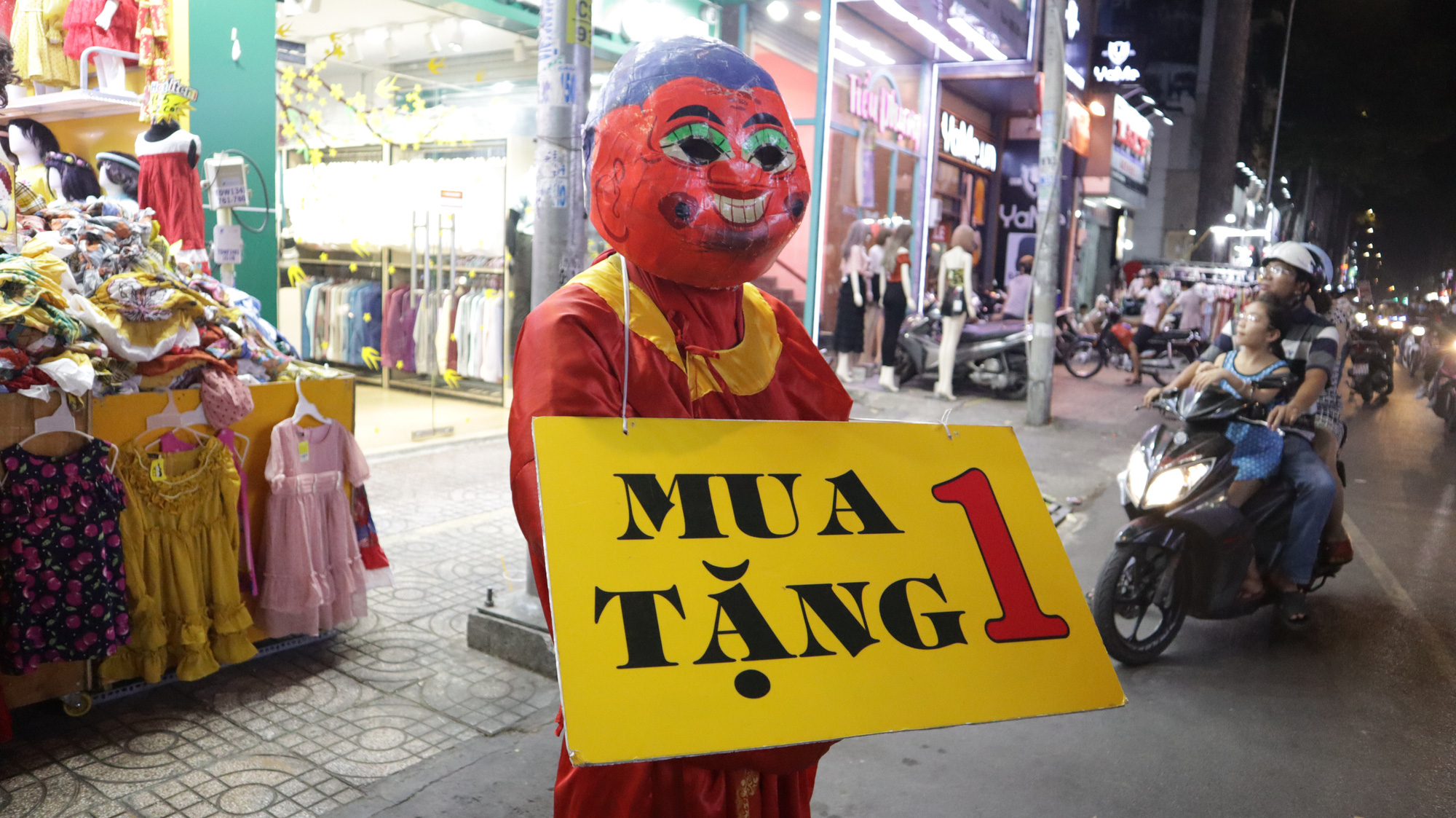 Người dân TP HCM bỏ mặc các shop, chuộng sắm đồ vỉa hè đón Tết - Ảnh 18. Người dân TP HCM bỏ mặc các shop, chuộng sắm đồ vỉa hè đón Tết - Ảnh 18.