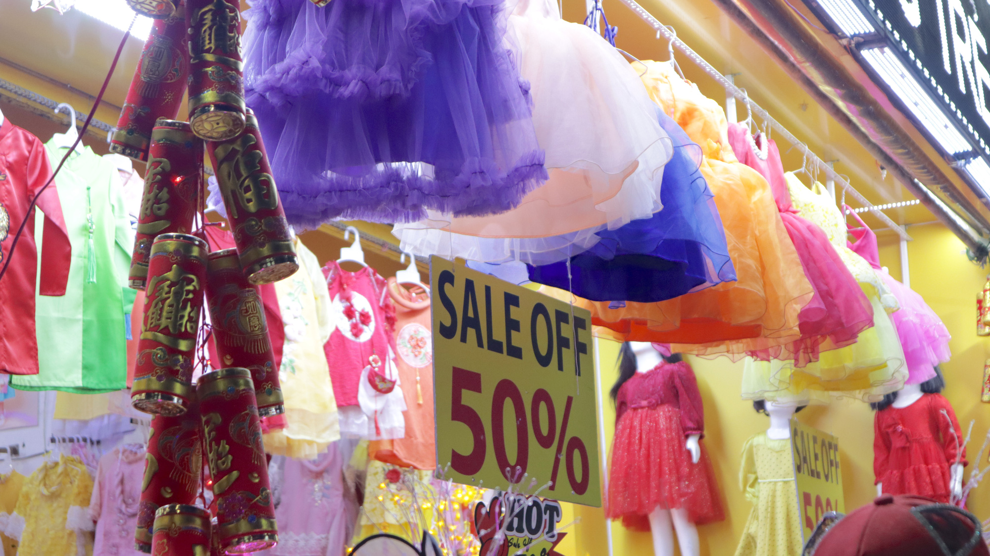 Người dân TP HCM bỏ mặc các shop, chuộng sắm đồ vỉa hè đón Tết - Ảnh 17. Người dân TP HCM bỏ mặc các shop, chuộng sắm đồ vỉa hè đón Tết - Ảnh 17.