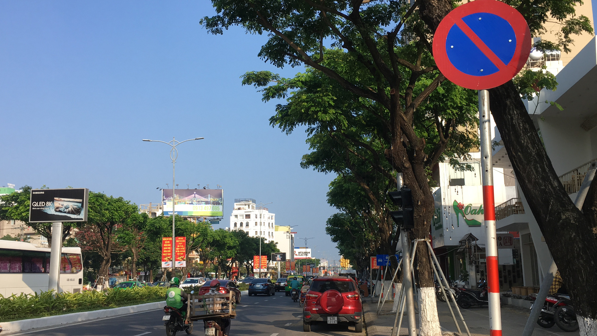 Các điểm ùn tắc xe ở Đà Nẵng giao thông đã thông thoáng hơn khi xén dải phân cách, mở rộng lòng đường - Ảnh 6.