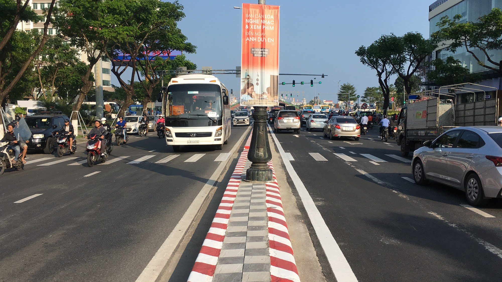 Các điểm ùn tắc xe ở Đà Nẵng giao thông đã thông thoáng hơn khi xén dải phân cách, mở rộng lòng đường - Ảnh 5.