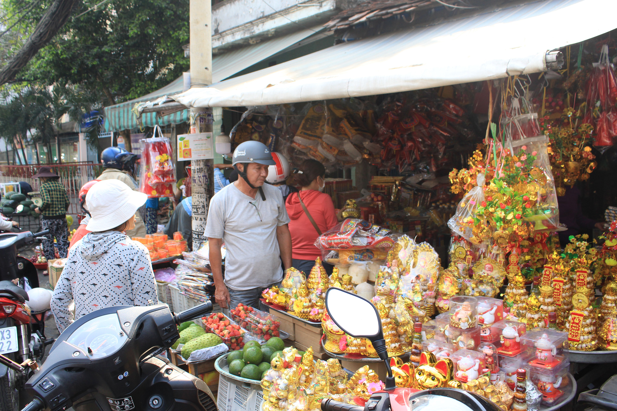 Người Sài Gòn tranh thủ sắm đồ cúng ông Công, ông Táo: Vàng mã hốt bạc, cá chép đìu hiu - Ảnh 1.
