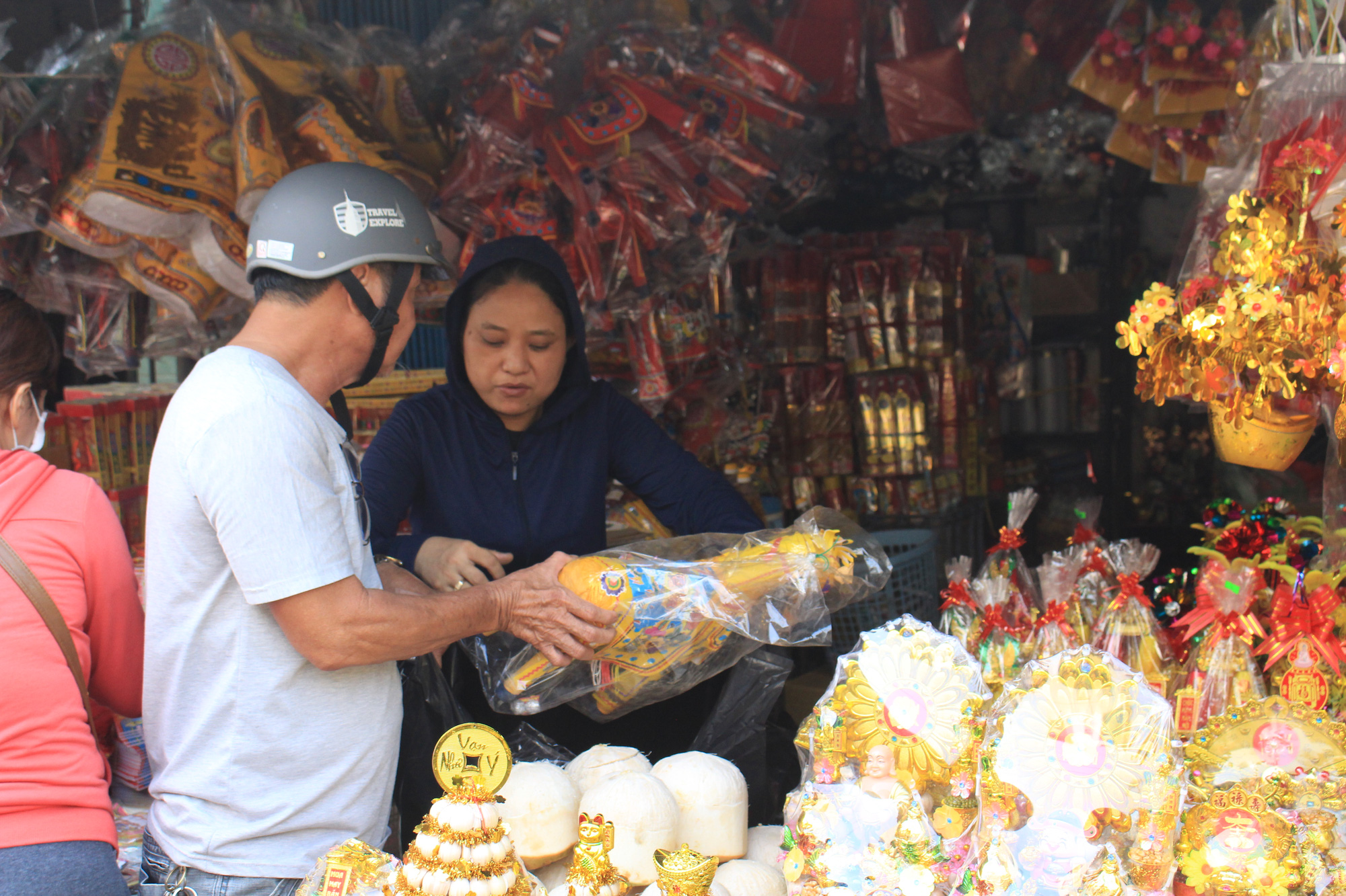 Người Sài Gòn tranh thủ sắm đồ cúng ông Công, ông Táo: Vàng mã hốt bạc, cá chép đìu hiu - Ảnh 9.